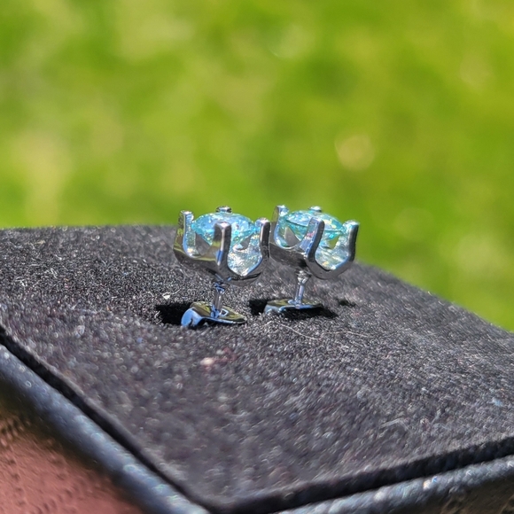 1 Carat Certified Green Moissanite Bullhead Stud Earrings NEW - Picture 2 of 10